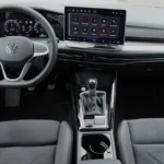 Volledig interieurzicht van 2025 VW Golf dashboard met groot touchscreen en digitale instrumenten