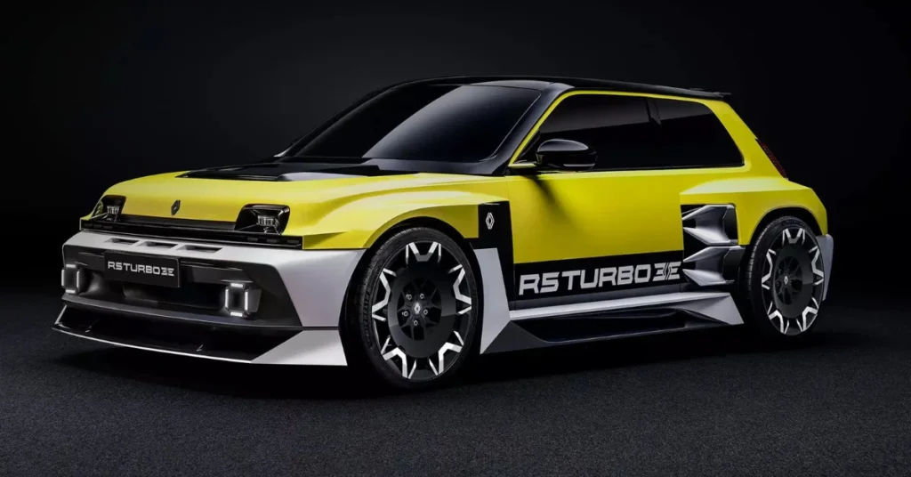 Voor-driekwart aanzicht van gele Renault 5 Turbo 3E met LED-koplampen, breed carrosseriekit en prestatiegericht voorbumperontwerp