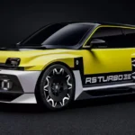 Voor-driekwart aanzicht van gele Renault 5 Turbo 3E met LED-koplampen, breed carrosseriekit en prestatiegericht voorbumperontwerp