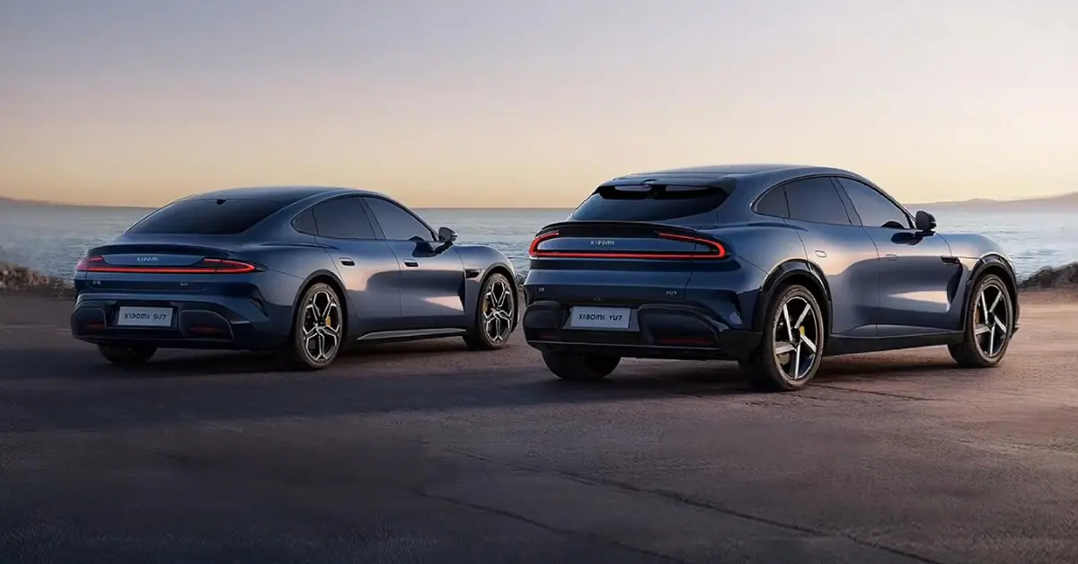 Twee elektrische voertuigen van Xiaomi – de YU7 SUV en de SU7 sedan – in metallic blauwe kleur, gefotografeerd vanuit de achterste hoek bij zonsondergang, met hun aangesloten LED-achterlichten en sportieve silhouetten