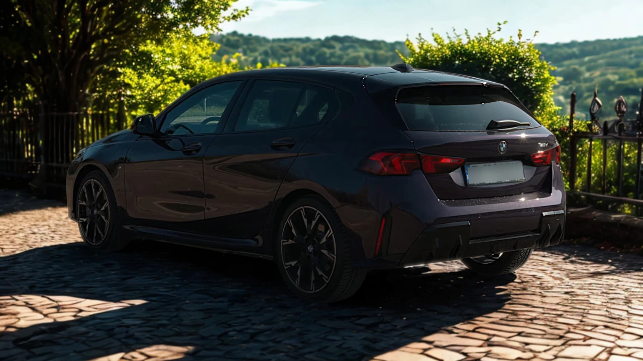 2025 BMW 1 Serie achter driekwart zicht in landschappelijke natuurlijke omgeving met heuvels en groen op de achtergrond, hatchback proporties en paarse metallic lakafwerking