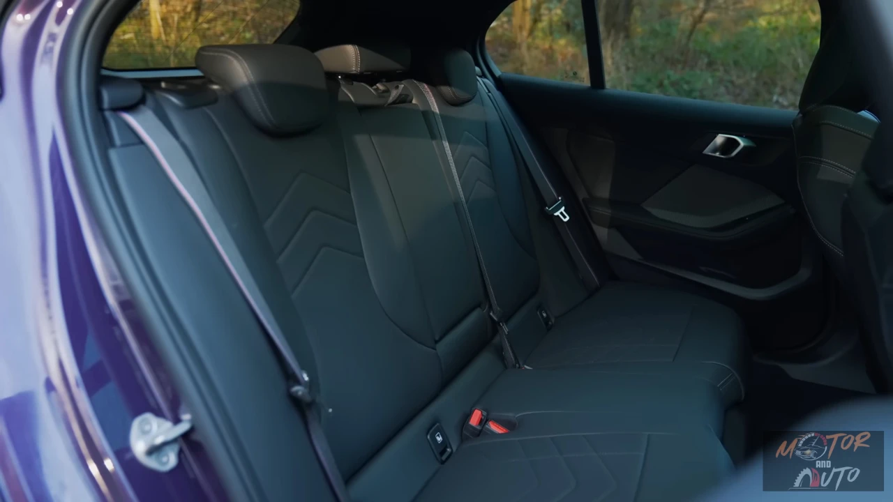 2025 BMW 1 Serie Paars - Achterbank Interieur