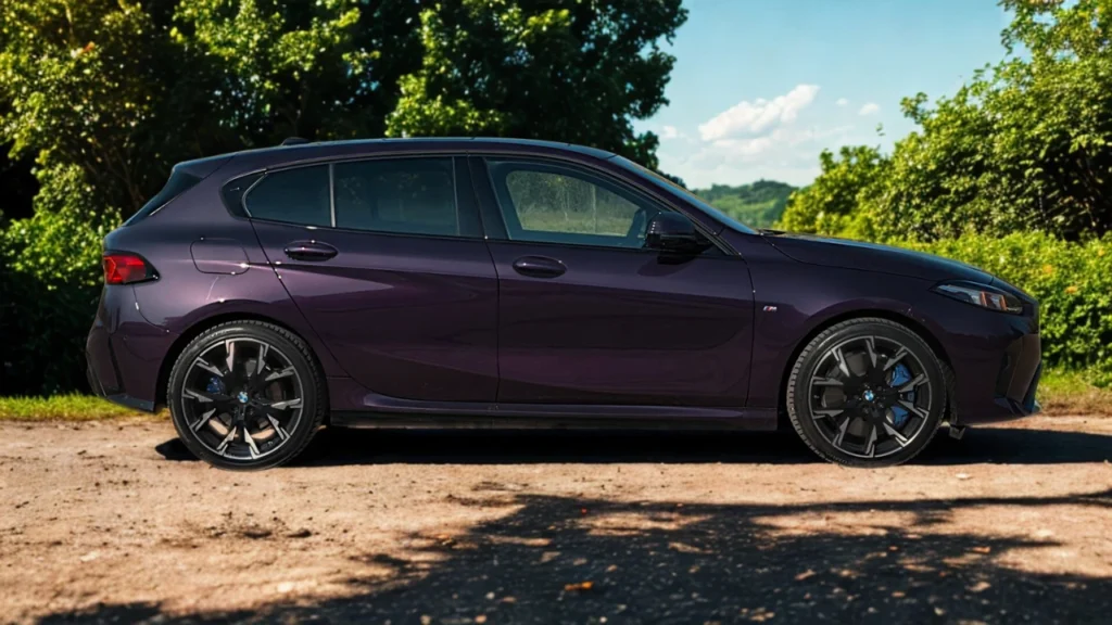 2025 BMW 1 Serie compleet zijprofiel met compacte hatchback proporties, sportieve lichtmetalen velgen, raamontwerp en paarse metallic afwerking tegen natuurlijke achtergrond