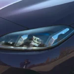 2025 BMW 1 Serie LED-koplamp close-up met geavanceerde verlichtingstechnologie met blauwe accenten, complex lensontwerp en moderne automotive verlichting innovatie in paarse metallic