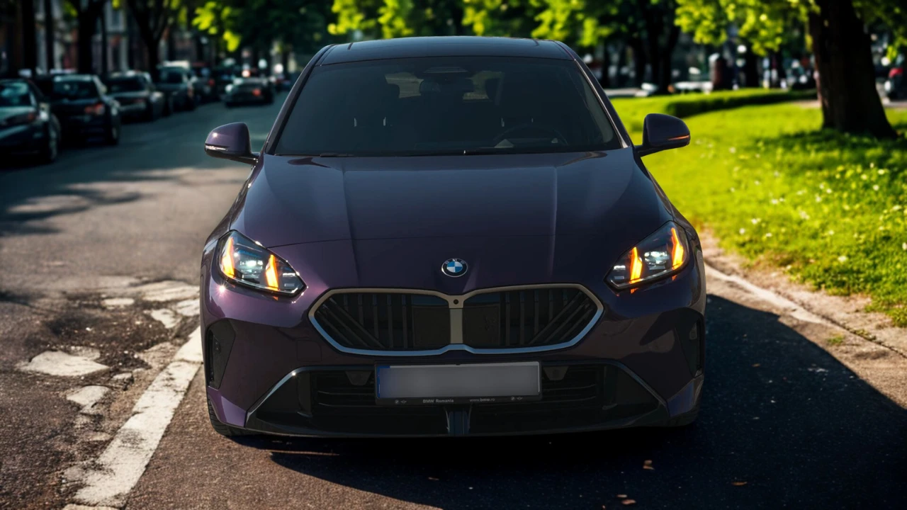 2025 BMW 1 Serie vooraanzicht met verlichte LED-koplampen met oranje dagrijverlichting, grote BMW niergrille en agressief voorbumper ontwerp in paarse metallic