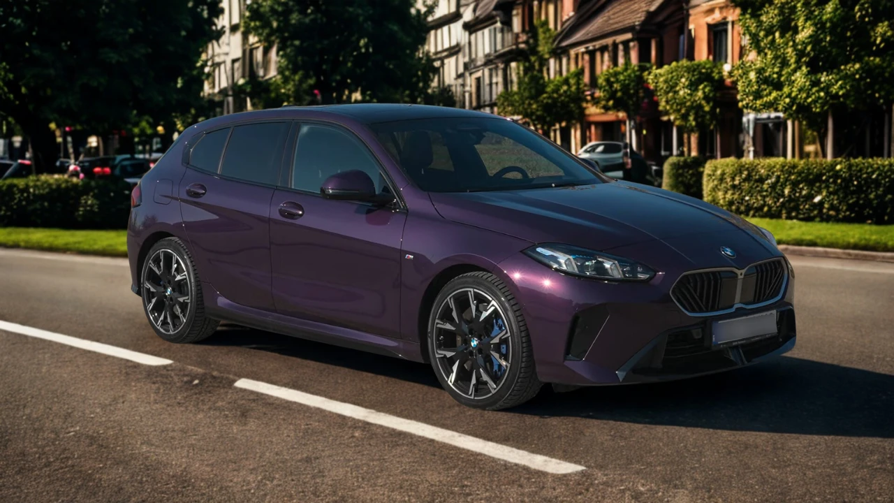 2025 BMW 1 Serie compacte hatchback in paarse metallic lak geparkeerd op een met bomen omzoomde straat, driekwart vooraanzicht met karakteristieke BMW niergrille en LED-koplampen