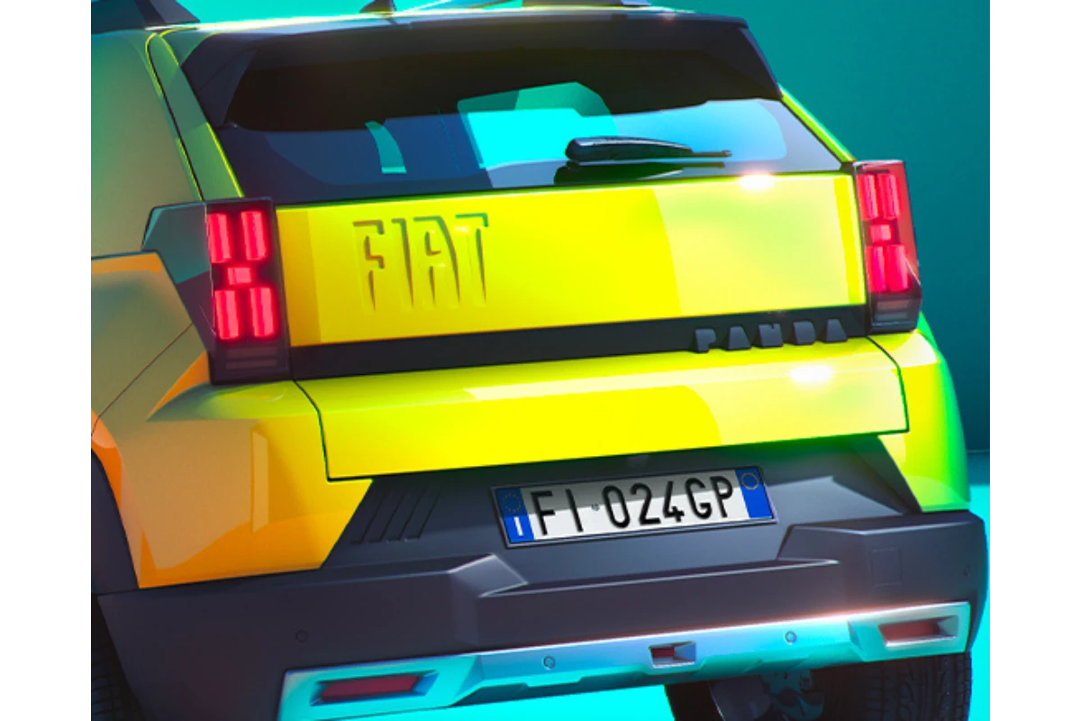 Achteraanzicht detail van de nieuwe Grande Panda met kenmerkende LED-achterlichten en reliëf FIAT-logo