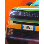 Detailaanzicht van de innovatieve LED-matrix grille van de Grande Panda met FIAT-logo