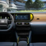 Modern interieur van de 2025 Grande Panda met digitale displays, bamboe dashboard en minimalistisch design