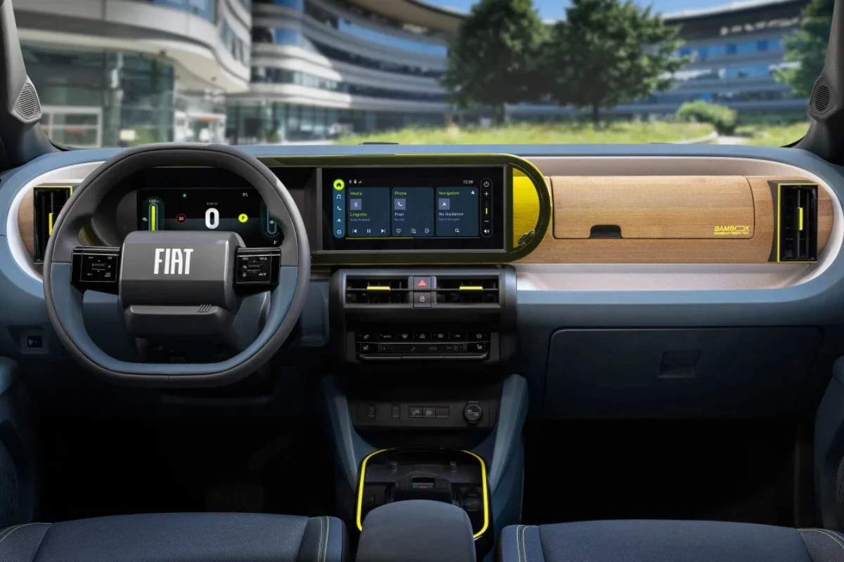 Modern interieur van de 2025 Grande Panda met digitale displays, bamboe dashboard en minimalistisch design