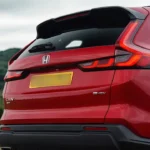 2025 Honda CR-V rode SUV achter detail met LED achterverlichting, hybride badge en spoiler ontwerp