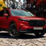 2025 Honda CR-V rode compacte SUV op kasseienstraat met historische Europese gebouwen en herfstgebladerte