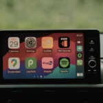 Close-up van Honda CR-V's infotainmentscherm met Apple CarPlay startscherm en diverse apps