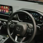 Interieurzicht van 2025 Honda CR-V met lederen stuurwiel, digitaal instrumentenpaneel en infotainmentscherm