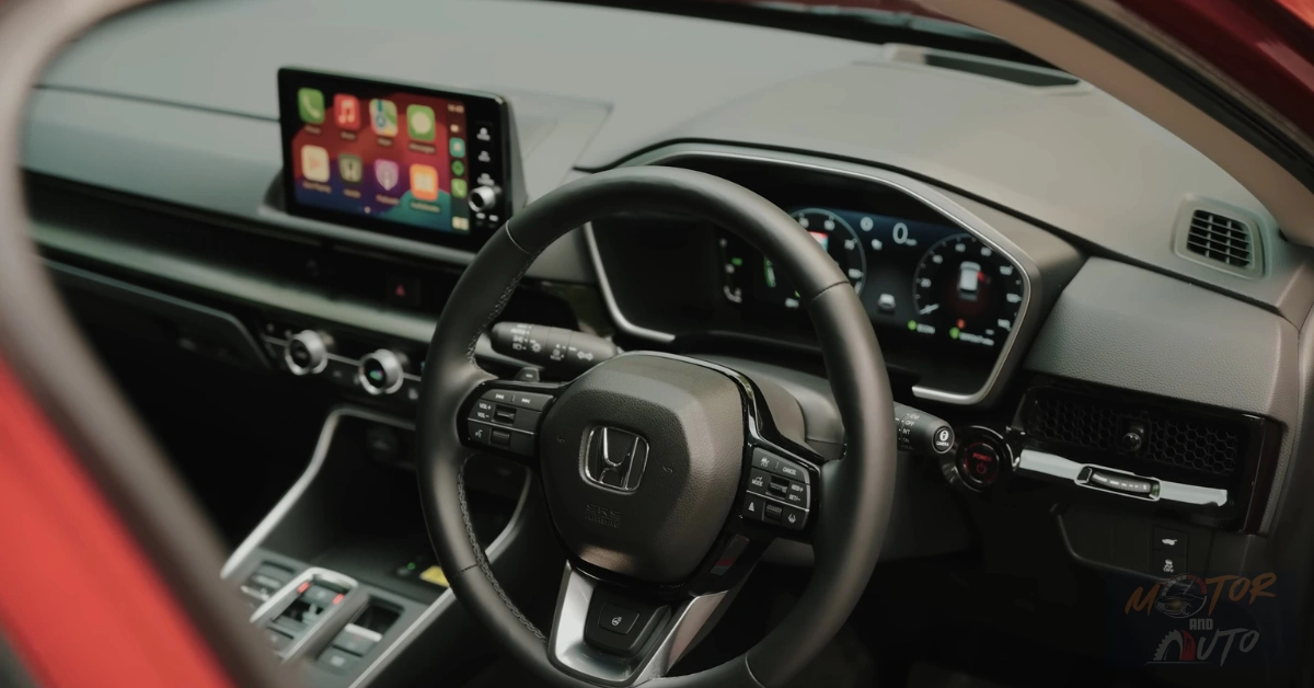 Interieurzicht van 2025 Honda CR-V met lederen stuurwiel, digitaal instrumentenpaneel en infotainmentscherm