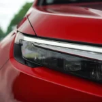 Detailweergave van 2025 Honda CR-V rode SUV koplamp met LED-technologie en chromen afwerking