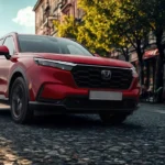 2025 Honda CR-V rode compacte SUV voor drie-kwart aanzicht op kasseienstraat met klassieke Europese architectuur