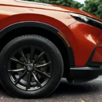 2025 Honda CR-V rode SUV wieldetail met lichtmetalen velg ontwerp en zijkant carrosserie bekleding