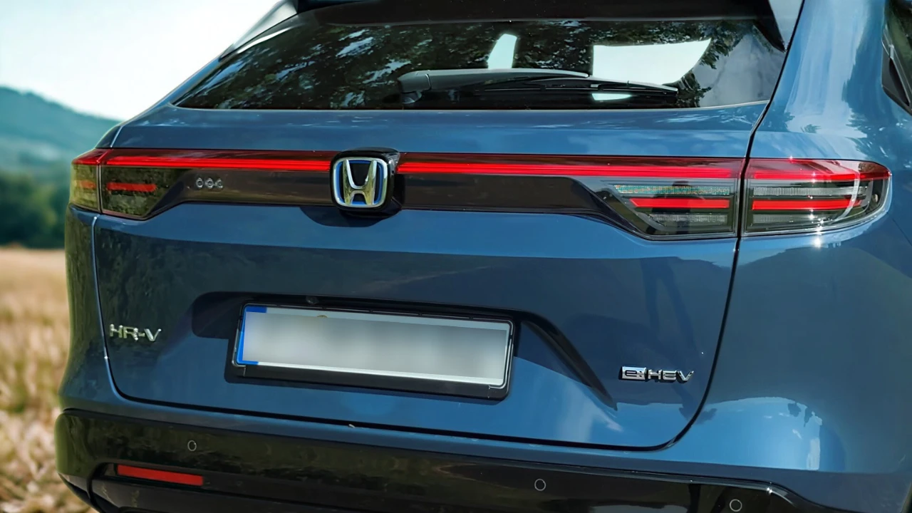 2025 Honda HR-V achter badge detail met Honda embleem, HR-V letters, e:HEV hybride badge en LED-achterlicht elementen op blauwe afwerking.