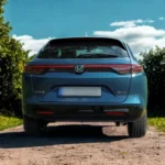 2025 Honda HR-V achterzicht in blauwe lak met moderne LED-achterlichten, Honda logo, HR-V modelbadge en e:HEV hybride systeemaanduiding.