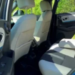 2025 Honda HR-V achterpassagierscompartiment met lichtgekleurde stoelen, deurpanelen en comfortabele zitruimte voor achterpassagiers.
