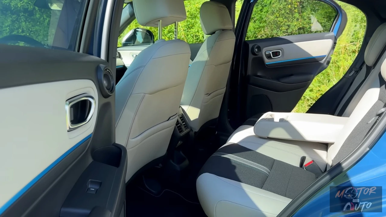 2025 Honda HR-V achterpassagierscompartiment met lichtgekleurde stoelen, deurpanelen en comfortabele zitruimte voor achterpassagiers.