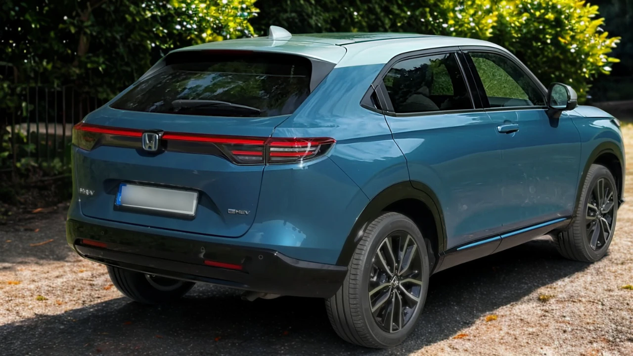 2025 Honda HR-V driekwart achterhoek in blauw met SUV-verhoudingen, stijlvolle lichtmetalen wielen, achterspoiler en eigentijdse crossover-styling.