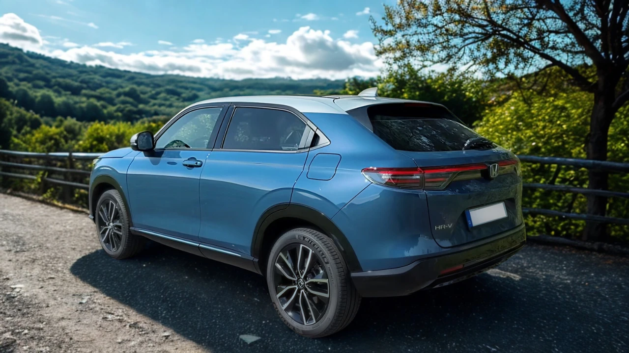 2025 Honda HR-V driekwart achterzicht tegen schilderachtig landschap met glooiende heuvels, wat het avontuur-klare ontwerp en blauwe buitenafwerking van de SUV demonstreert.