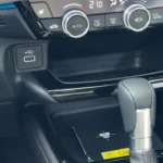 2025 Honda HR-V middenconsole met USB-oplaadpoorten, opbergvakken, automatische versnellingspook en draadloos oplaadpad voor smartphone-connectiviteit.