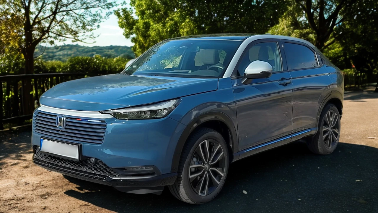 2025 Honda HR-V voor driekwart hoek in blauw met Honda's kenmerkende grille, LED-koplampen, mistlampen en eigentijdse SUV-styling elementen.