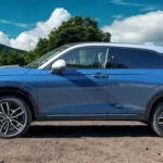 2025 Honda HR-V volledig zijprofiel in blauw met crossover SUV-verhoudingen, carrosseriebescherming, lichtmetalen wielen en moderne ontwerpelementen over de hele voertuiglengte.