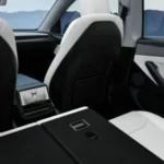 Elektrisch neerklapbare achterbank met nieuw touchscreen entertainmentsysteem