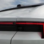Close-up detail van het achter-LED-licht van de 2025 Polestar 4 met rode verlichte secties, modern geometrisch ontwerp en premium zwart-witte afwerking