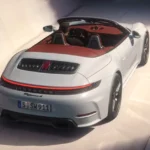 Achteraanzicht van de 2025 Porsche 911 Carrera S Cabriolet met rood lederen interieur en geïntegreerde achterspoiler