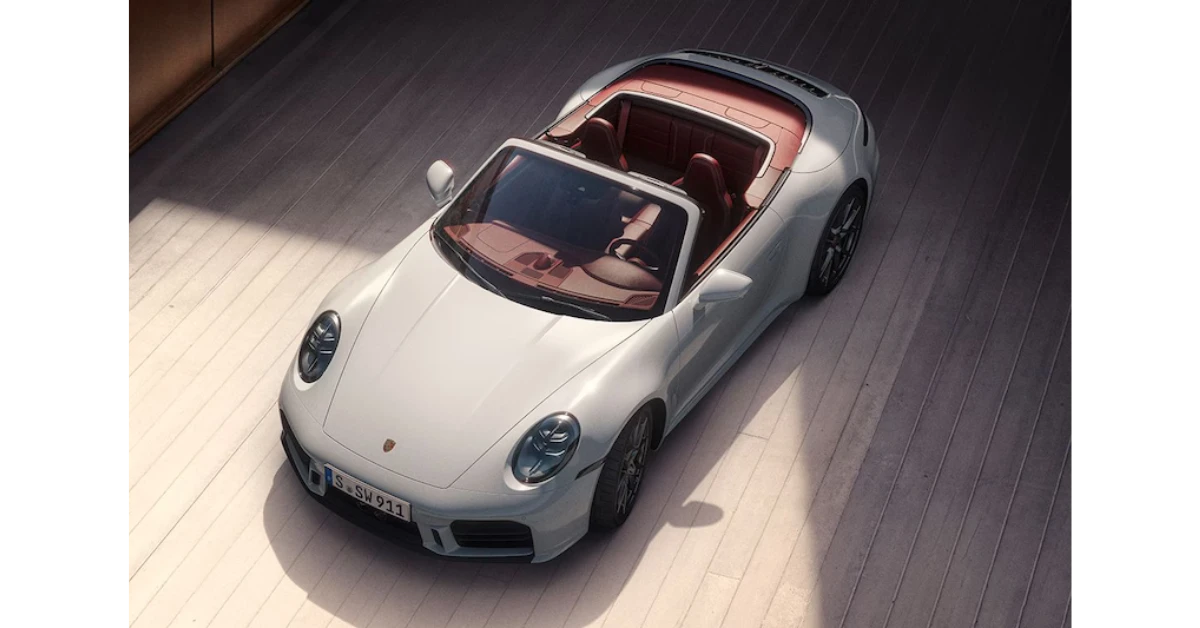 Bovenaanzicht van de 2025 Porsche 911 Carrera S Cabriolet met rood lederen interieur en cabriolet-design