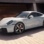 De 2025 911 Carrera S toont zijn verfijnde frontontwerp met Matrix LED-koplampen en aerodynamische styling