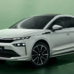 De 2025 Škoda Enyaq Coupé in wit met zijn sportievere daklijn en dynamische designelementen