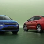 Vergelijking van de 2025 Enyaq SUV in Electric Blue (SportLine) en Enyaq Coupé in Velvet Red met verschillende daklijnen en designkenmerken