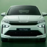 Direct vooraanzicht van de 2025 Škoda Enyaq in Arctic White met het nieuwe verlichte Tech-Deck Face met 36-segments LED Matrix koplampen