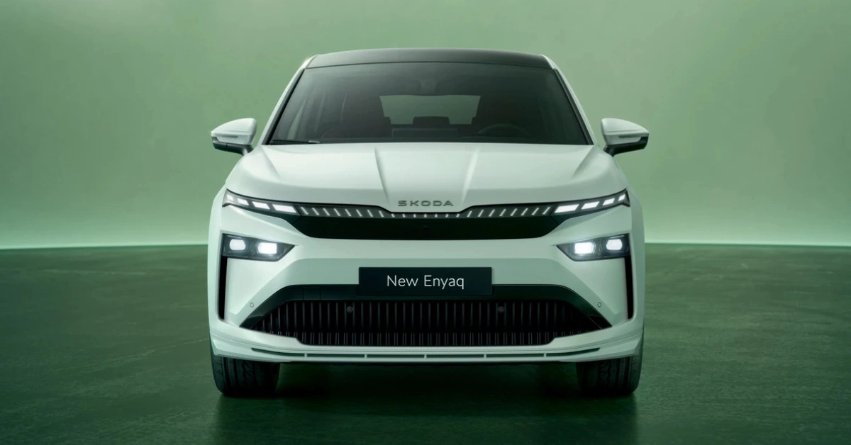 Direct vooraanzicht van de 2025 Škoda Enyaq in Arctic White met het nieuwe verlichte Tech-Deck Face met 36-segments LED Matrix koplampen