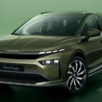 De vernieuwde 2025 Škoda Enyaq met zijn nieuwe Tech-Deck Face en Modern Solid designtaal in Olive Green metallic