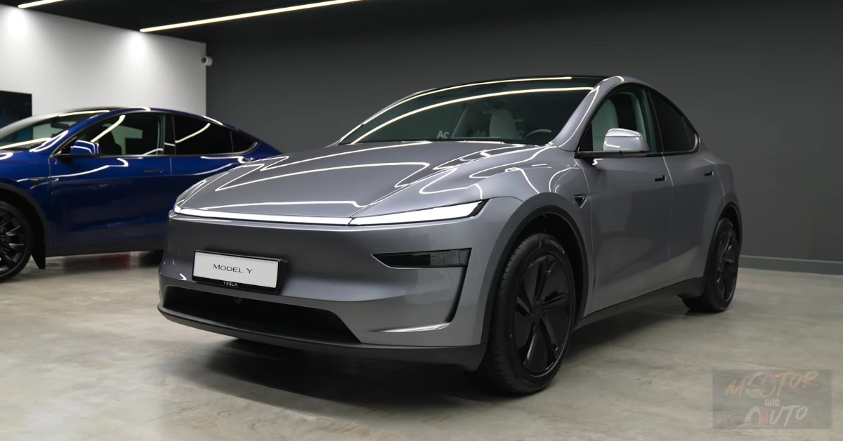 Voorkwart aanzicht van de nieuwe Tesla Model Y in zilver, gepositioneerd in showroom naast blauwe Model Y, met focus op het herontworpen front