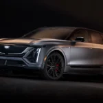 De volledig elektrische 2026 Cadillac Lyriq-V toont zijn kenmerkende Black Crystal Shield grille en agressieve V-Series styling