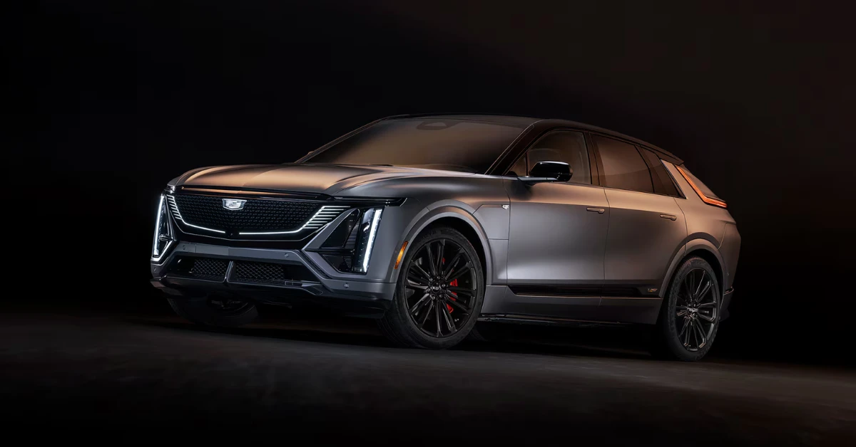 De volledig elektrische 2026 Cadillac Lyriq-V toont zijn kenmerkende Black Crystal Shield grille en agressieve V-Series styling