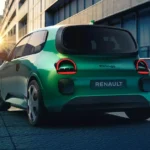 De 2026 Twingo E-Tech in stedelijke omgeving, met zijn moderne LED-verlichting en aerodynamisch ontwerp