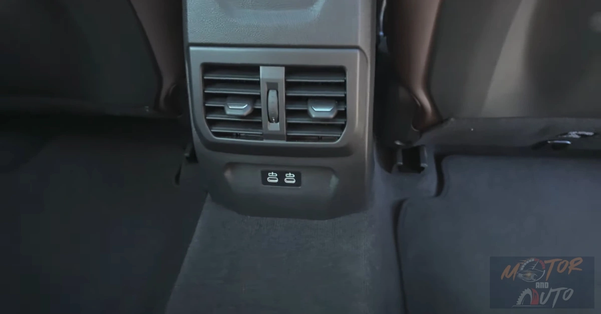 Achterste ventilatieopeningen en dubbele USB-C poorten in de BMW 1 Serie 2025