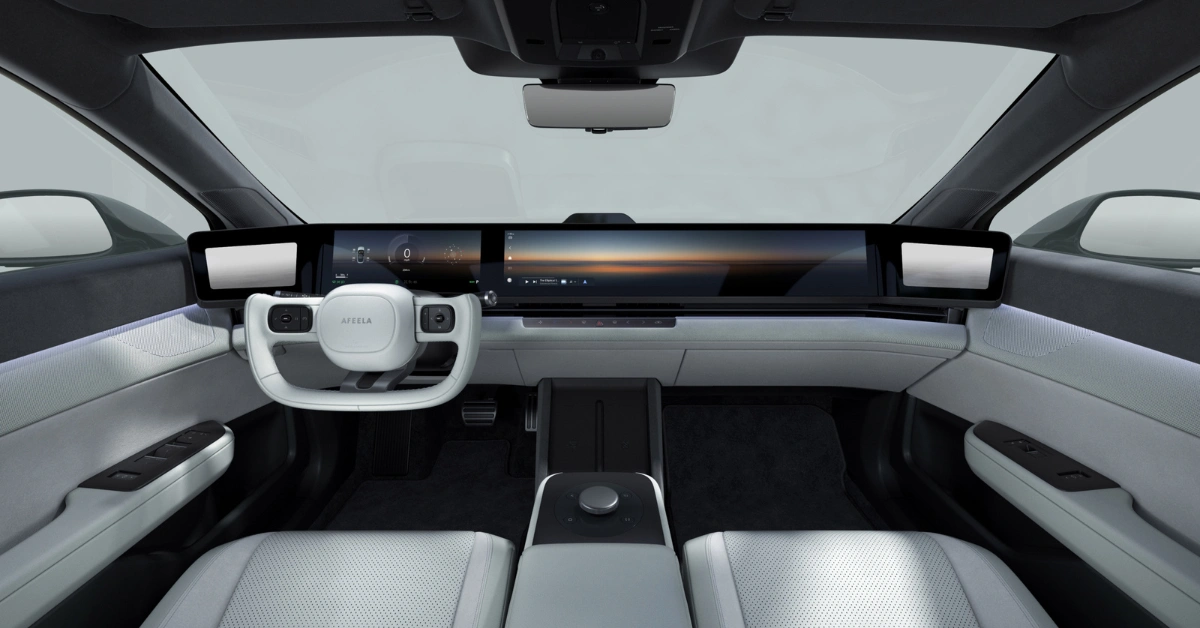 Premium wit interieur van de Afeela 1 met panoramisch display en duurzame materialen