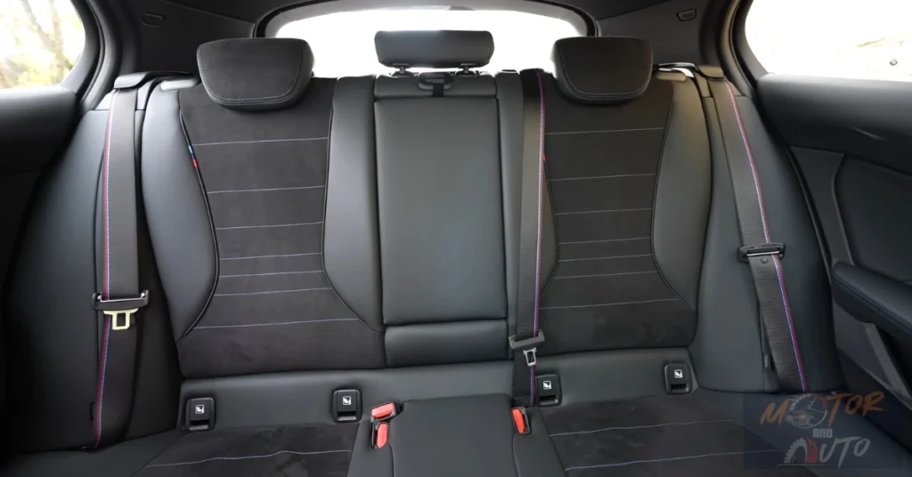 M Sport achterstoelen met contrasterende stiksels en geïntegreerde hoofdsteunen in de BMW 1 Serie 2025