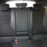 M Sport achterstoelen met contrasterende stiksels en geïntegreerde hoofdsteunen in de BMW 1 Serie 2025