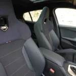 M Sport voorstoelen met M-badge en driekleurige stiksels in de BMW 1 Serie 2025